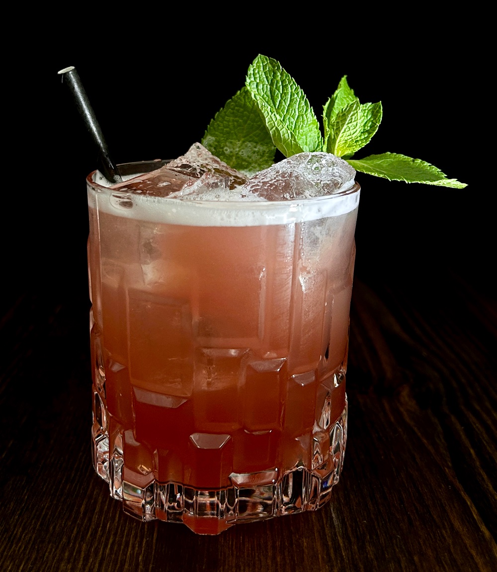 Cocktail med is og frisk mynte på baren