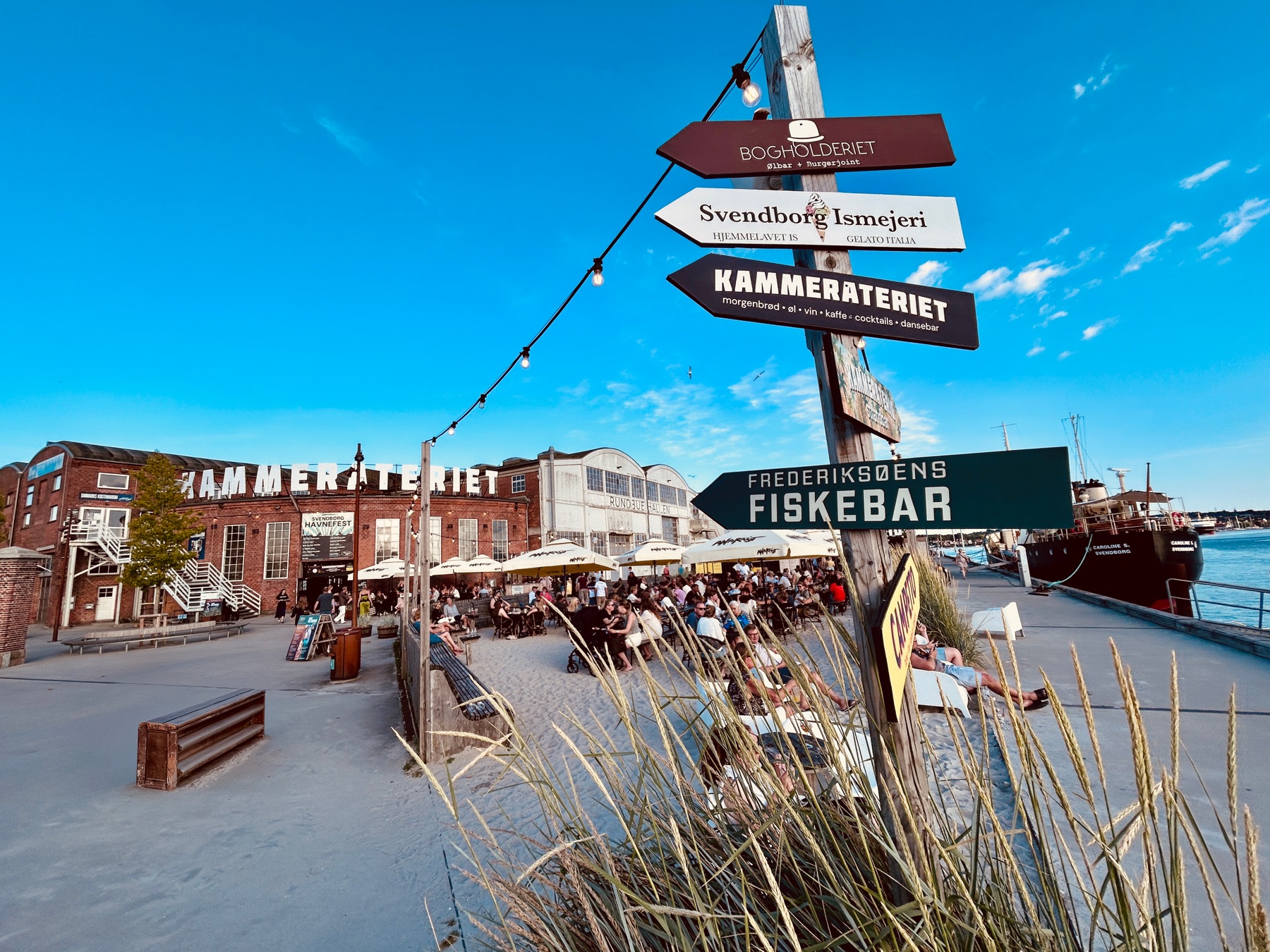 Kammerateriets facade og gæster på kajen ved Svendborg Havn